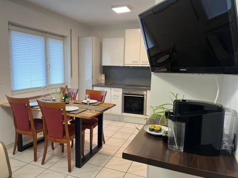 TV and multimedia, Kitchen or kitchenette, Living room, Seating area, Dining area, oven, stove