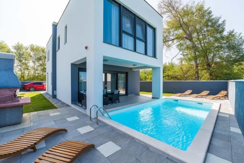 Property building, Day, Swimming pool, sunbed