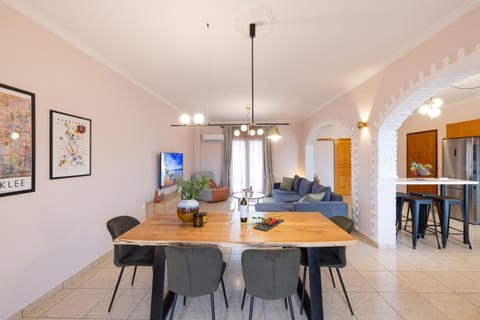 Kitchen or kitchenette, Living room, Seating area