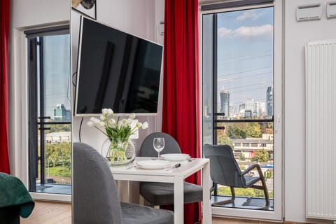 Communal lounge/ TV room, TV and multimedia, Dining area, City view