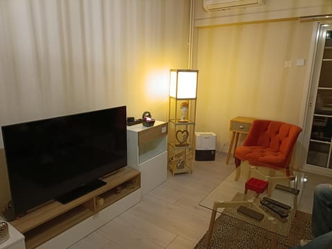 TV and multimedia, Living room, Seating area, Evening entertainment