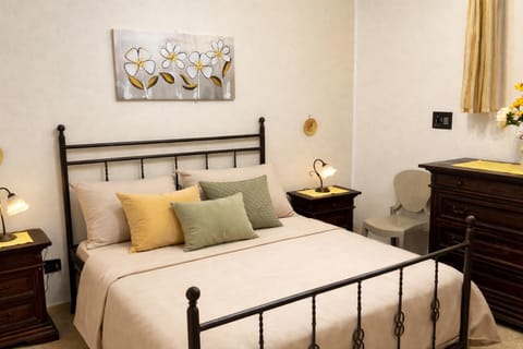 Bed, Photo of the whole room, Decorative detail, Bedroom, safe