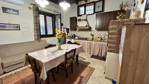 Coffee/tea facilities, Dining area, oven, stove, washing machine, kitchen, air conditioner