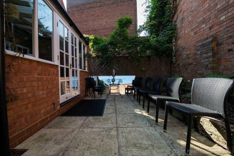 4 Bed Townhouse 2 mins from everything & 1 parking space! House in Stratford-upon-Avon