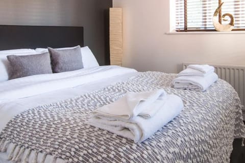 4 Bed Townhouse 2 mins from everything & 1 parking space! House in Stratford-upon-Avon