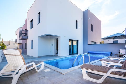 Property building, Patio, Day, Pool view, Swimming pool, Swimming pool, sunbed