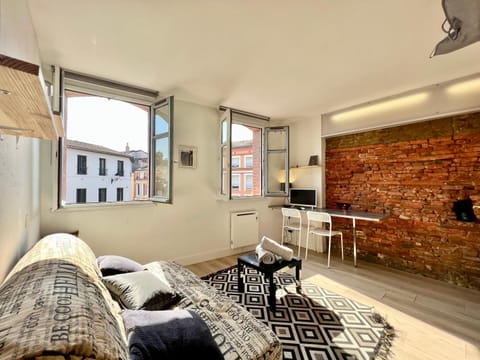 Bed, TV and multimedia, Living room, Photo of the whole room, Seating area, Dining area