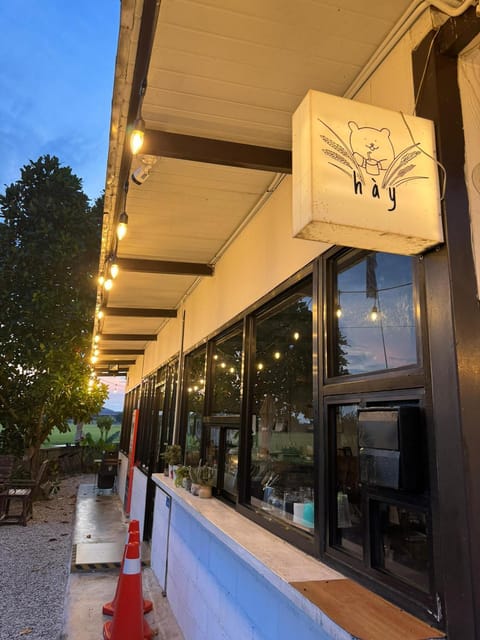 Property building, Restaurant/places to eat, Food and drinks