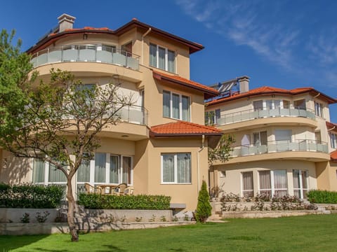 Property building, Facade/entrance, Garden, Garden view
