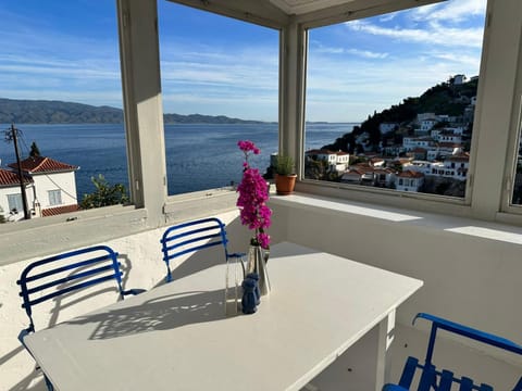 View (from property/room), Balcony/Terrace, Dining area, Sea view