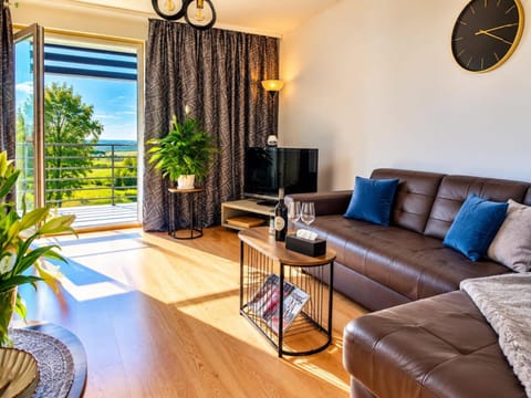 Communal lounge/ TV room, Spring, TV and multimedia, Balcony/Terrace, Living room, Garden view, Garden view, Quiet street view