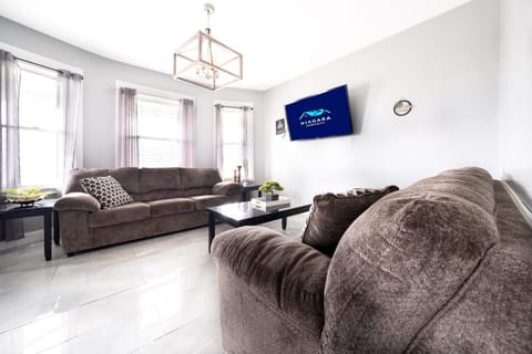 Quiet 4BR near Niagara Falls & Casino Apartment in Niagara Falls