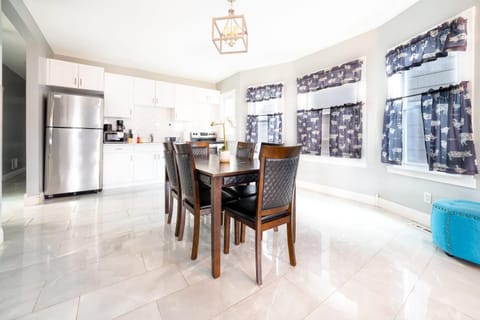 Quiet 4BR near Niagara Falls & Casino Apartment in Niagara Falls