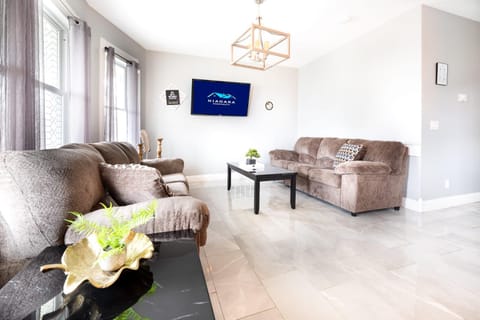 Quiet 4BR near Niagara Falls & Casino Apartment in Niagara Falls