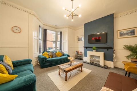 Communal lounge/ TV room, TV and multimedia, Living room, Seating area, Evening entertainment