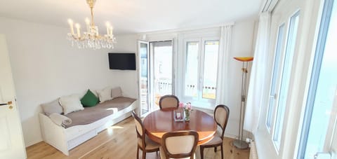 Bed, TV and multimedia, View (from property/room), Balcony/Terrace, Living room, Photo of the whole room, Decorative detail, Seating area, Dining area, Bedroom, Food