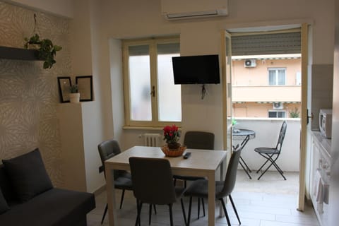 Communal lounge/ TV room, TV and multimedia, Living room, Seating area, Dining area, Evening entertainment, air conditioner