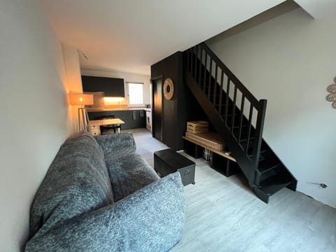 Bed, TV and multimedia, Living room, Seating area
