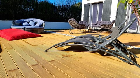 Patio, Day, sunbed