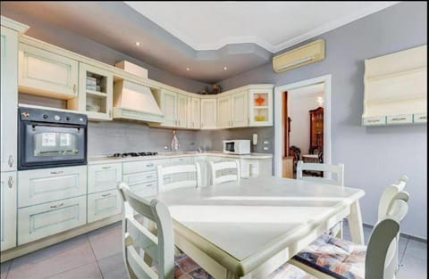 Kitchen or kitchenette, Dining area, dishwasher, oven, stove