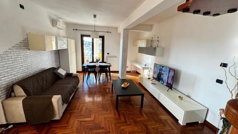 TV and multimedia, Living room, Seating area, Dining area, Breakfast