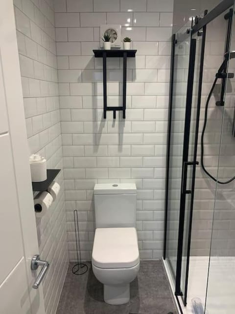 By Lushlets - Hen, Stag, Rugby, & Group Accommodation caters for 60 plus guests ask! Apartment in Cardiff