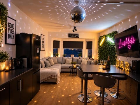 Communal lounge/ TV room, TV and multimedia, Kitchen or kitchenette, Living room, Seating area, Evening entertainment