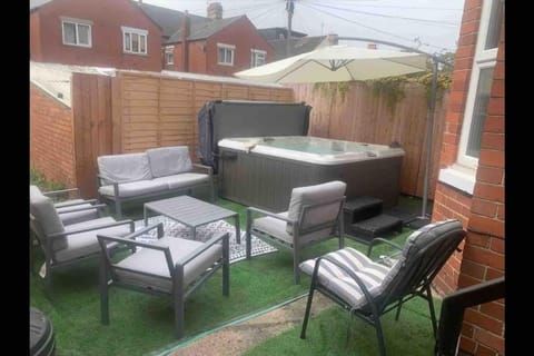 By Lushlets - Hen, Stag, Rugby, & Group Accommodation caters for 60 plus guests ask! Apartment in Cardiff