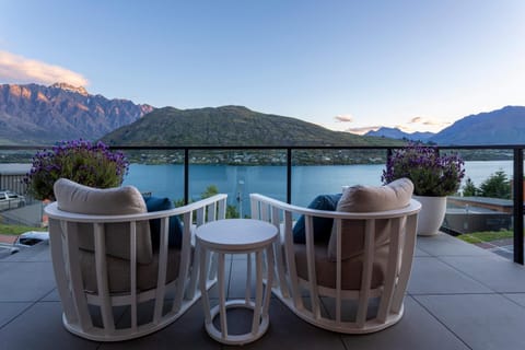 View (from property/room), Balcony/Terrace, Seating area, Lake view, Mountain view