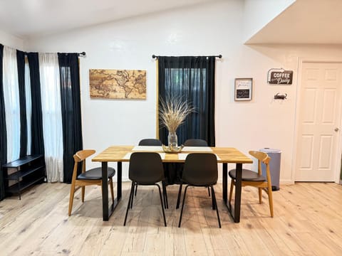 Modern Cabin, Near Snow Park, 3.5 Miles to SNP! Cabin in Three Rivers