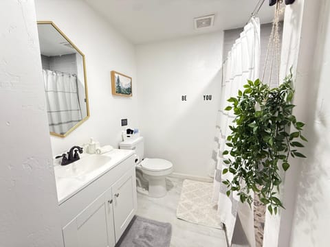 Modern Cabin, Near Snow Park, 3.5 Miles to SNP! Cabin in Three Rivers