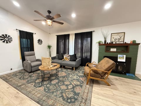 Modern Cabin, Near Snow Park, 3.5 Miles to SNP! Cabin in Three Rivers