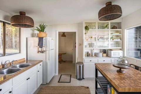 Driftwood Lodge~5 BR/7 Bath~30-acre Private Estate House in Sonoma County