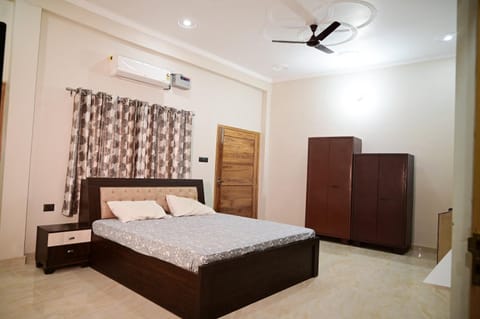 Bed, Photo of the whole room, Bedroom, wardrobe, air conditioner