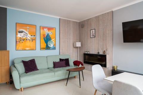 Communal lounge/ TV room, TV and multimedia, Living room, Seating area, Evening entertainment
