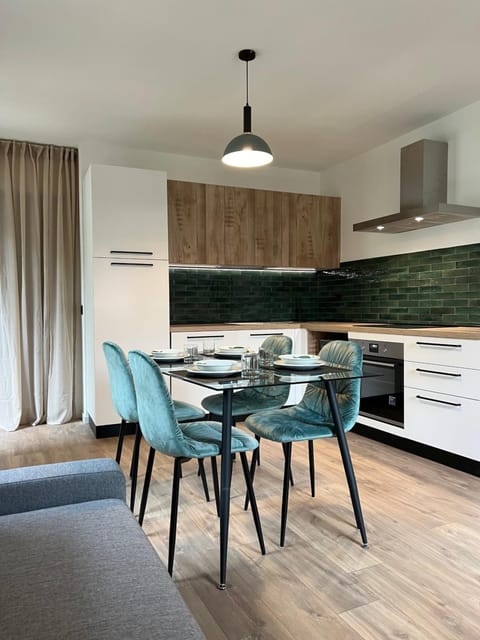 Kitchen or kitchenette, Dining area, stove