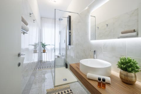 Shower, Toilet, Bathroom, towels