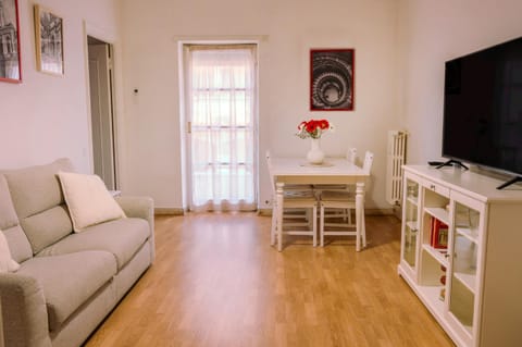 Communal lounge/ TV room, TV and multimedia, Living room, Seating area, Evening entertainment