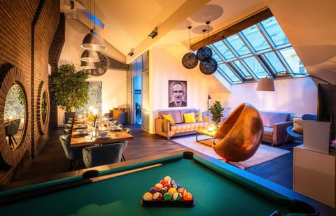 Communal lounge/ TV room, Billiard, Game Room, TV and multimedia, Living room, Seating area, Evening entertainment