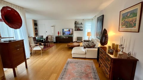 Communal lounge/ TV room, Kitchen or kitchenette, Living room, Seating area, Dining area