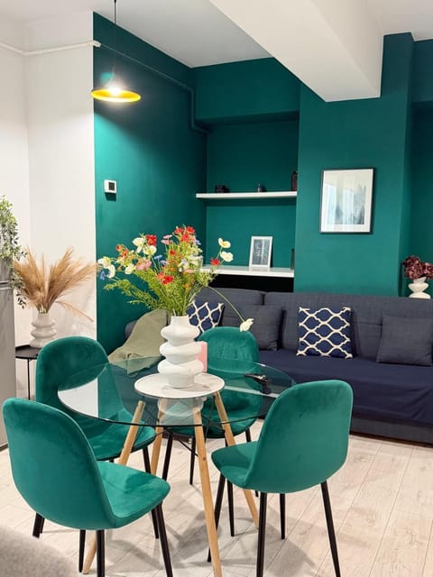 Kitchen or kitchenette, Living room, Seating area, Dining area