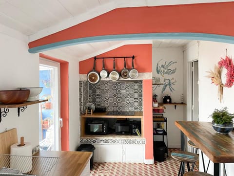 Kitchen or kitchenette, Dining area, stove
