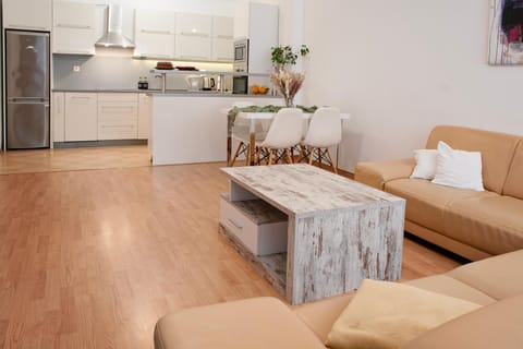 Kitchen or kitchenette, Living room, Seating area, Dining area, minibar, pet friendly, stove
