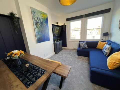 Communal lounge/ TV room, TV and multimedia, Living room, Seating area, Dining area, Evening entertainment