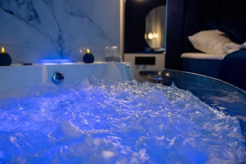 Bed, Hot Tub, Photo of the whole room, Bedroom