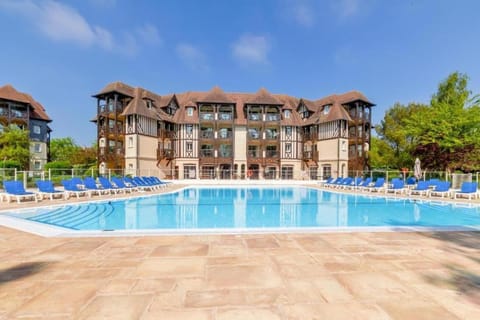 Property building, Day, Pool view, Swimming pool, sunbed