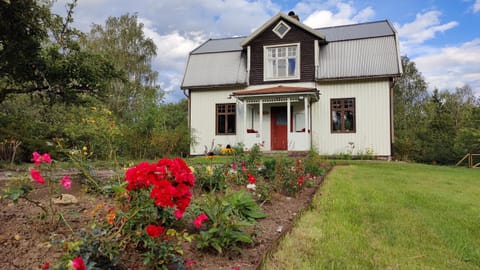 Property building, Day, Garden, Garden view