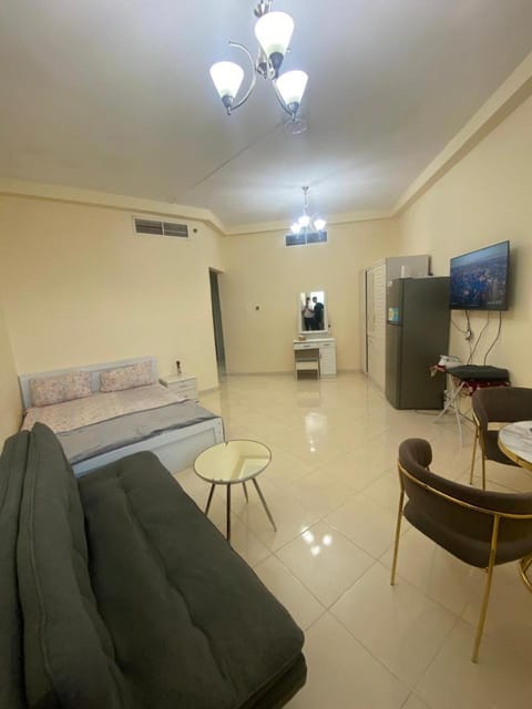 Communal lounge/ TV room, TV and multimedia, Living room, Seating area, air conditioner