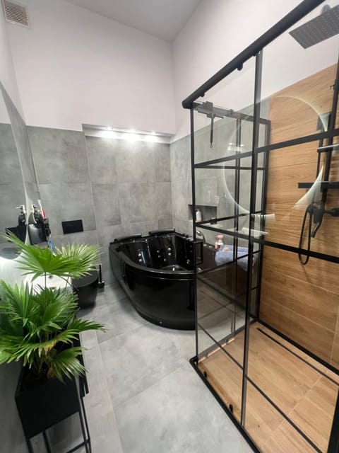 Hot Tub, Bathroom