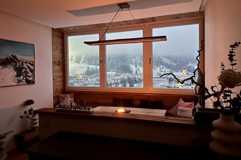 Seating area, Dining area, Mountain view